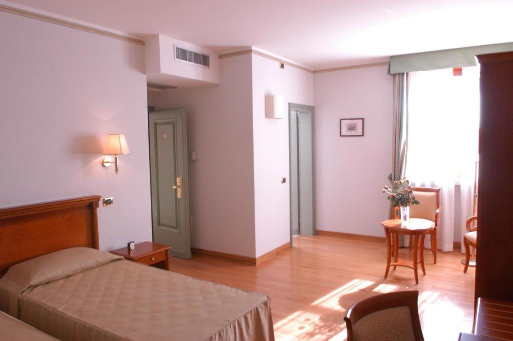Pilgrim'S Hotel Cicognolo Chambre photo